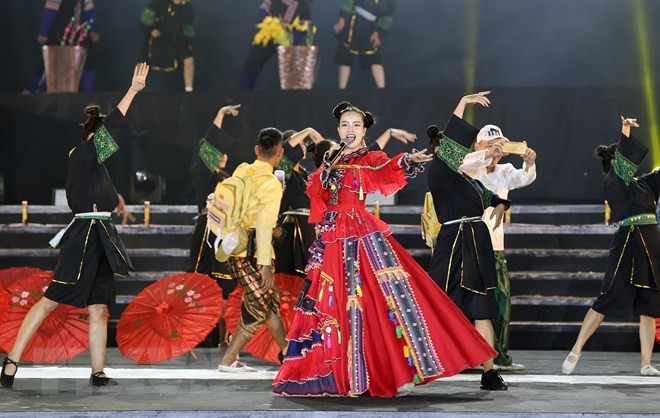 Tối 23/9/2023, tại thị xã Sa Pa, Ủy ban Nhân dân tỉnh Lào Cai tổ chức Chương trình kỷ niệm 120 năm du lịch Sa Pa. Phó Thủ tướng Chính phủ Trần Hồng Hà đến dự và phát biểu chúc mừng. (Ảnh: Quốc Khánh/TTXVN)