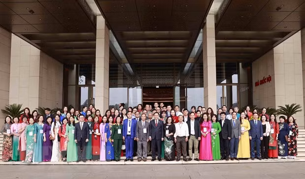 Chủ tịch Quốc hội Vương Đình Huệ với đại biểu. (Ảnh: Doãn Tấn/TTXVN)