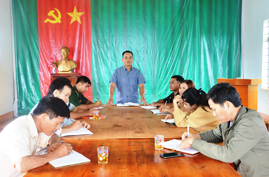Cán bộ Đồn Biên phòng Ia Pnôn phối hợp với Câu lạc bộ Phòng-chống tảo hôn của xã tuyên truyền pháp luật cho người dân. Ảnh: V.H Cán bộ Đồn Biên phòng Ia Pnôn phối hợp với Câu lạc bộ Phòng-chống tảo hôn của xã tuyên truyền pháp luật cho người dân. Ảnh: V.H