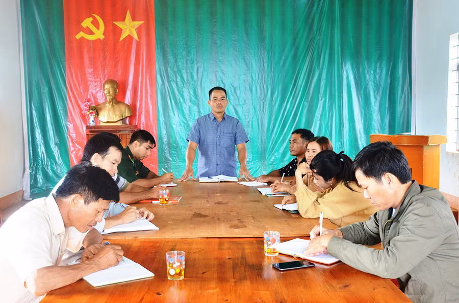 Cán bộ Đồn Biên phòng Ia Pnôn phối hợp với Câu lạc bộ Phòng-chống tảo hôn của xã tuyên truyền pháp luật cho người dân. Ảnh: V.H