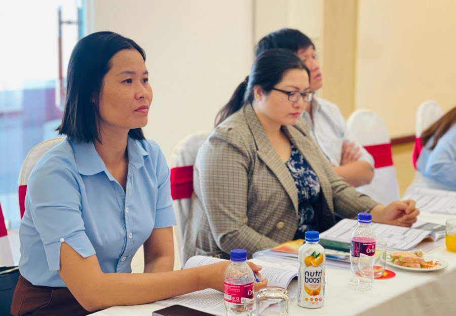 Chị Hà Thị Thuẩn (bên trái ảnh, xã Ia Lâu, huyện Chư Prông) mong muốn được hỗ trợ, tư vấn khởi nghiệp từ cây lúa. Ảnh: Trần Dung