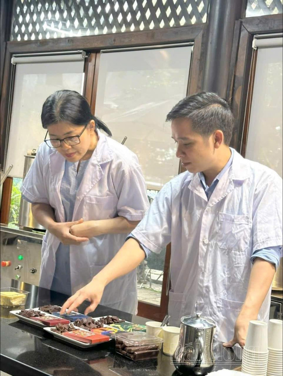 Du khách lắng nghe câu chuyện làm socola tại Công ty Cà phê Bazan Đắk Nông Du khách lắng nghe câu chuyện làm socola tại Công ty Cà phê Bazan Đắk Nông