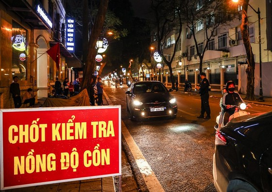 Một chốt kiểm tra xử lý vi phạm nồng độ cồn trên địa bàn Hà Nội. Một chốt kiểm tra xử lý vi phạm nồng độ cồn trên địa bàn Hà Nội.