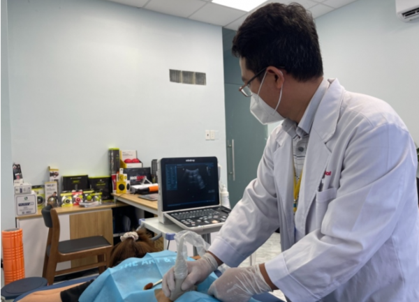 Bác sĩ Kiều Mạnh Hà đang thăm khám cho bệnh nhân bị ngộ độc “khí cười”. Bác sĩ Kiều Mạnh Hà đang thăm khám cho bệnh nhân bị ngộ độc “khí cười”.