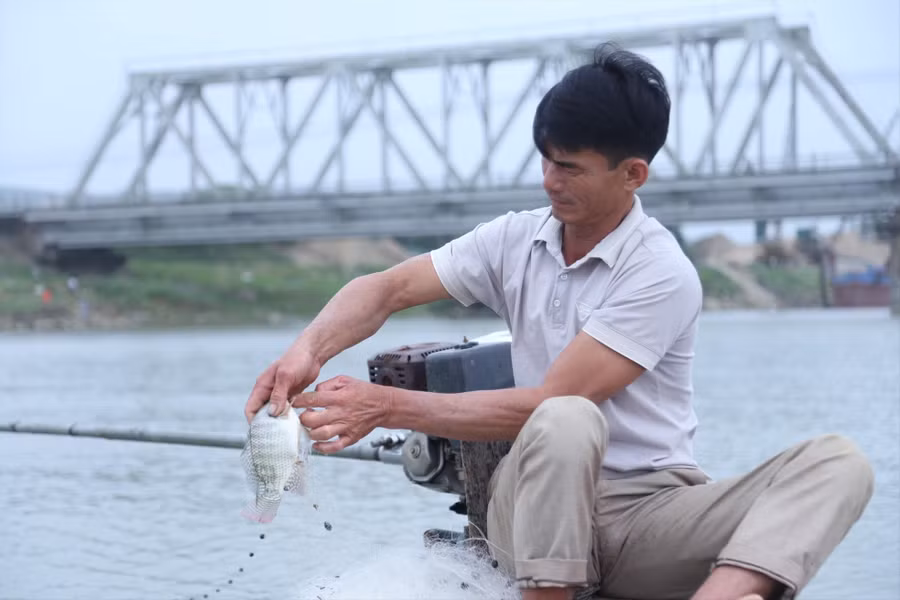 Hằng ngày, người dân xóm chài vẫn buông lưới trên sông.