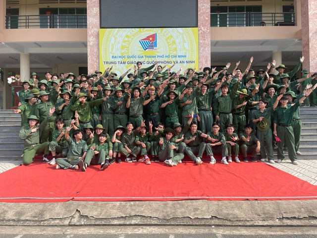 Chàng sinh viên Quảng Ngãi 'cất cánh' từ gió biển quê hương - Ảnh 2. Thành Phát chụp cùng bạn bè cùng khóa sau khi kết thúc học kỳ quân sự mới đây. Ảnh: NVCC