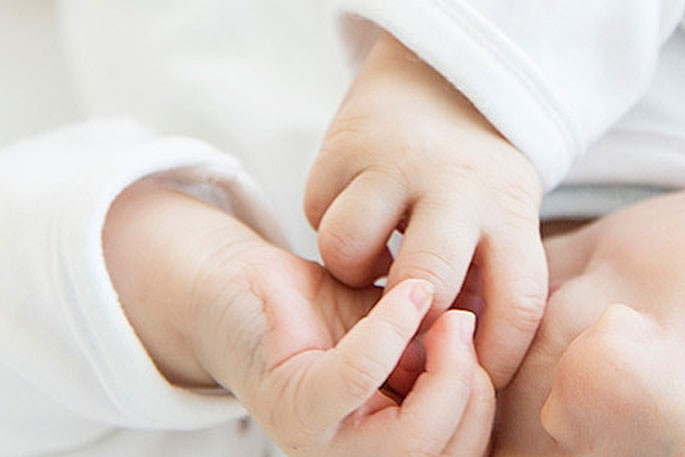 Giai đoạn đầu của bệnh ho gà rất dễ nhầm lẫn với các triệu chứng nhiễm trùng đường hô hấp nhẹ khác, đặc biệt ở trẻ nhỏ, do ho rất ít nên dễ bị hiểu lầm là viêm tiểu phế quản. Bệnh nhi trên cũng là một trong những trường hợp như vậy. (Nguồn: Rotoruanow) Giai đoạn đầu của bệnh ho gà rất dễ nhầm lẫn với các triệu chứng nhiễm trùng đường hô hấp nhẹ khác, đặc biệt ở trẻ nhỏ, do ho rất ít nên dễ bị hiểu lầm là viêm tiểu phế quản. Bệnh nhi trên cũng là một trong những trường hợp như vậy. (Nguồn: Rotoruanow)