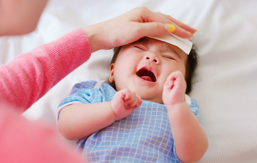 Bệnh ho gà thường khởi phát âm thầm với các triệu chứng viêm mũi như nghẹt mũi, chảy nước mũi, đau họng nhẹ, ho khan nhẹ và sốt nhẹ hoặc không sốt, kéo dài khoảng 1-2 tuần. (Nguồn: MHCH Health Center) Bệnh ho gà thường khởi phát âm thầm với các triệu chứng viêm mũi như nghẹt mũi, chảy nước mũi, đau họng nhẹ, ho khan nhẹ và sốt nhẹ hoặc không sốt, kéo dài khoảng 1-2 tuần. (Nguồn: MHCH Health Center)