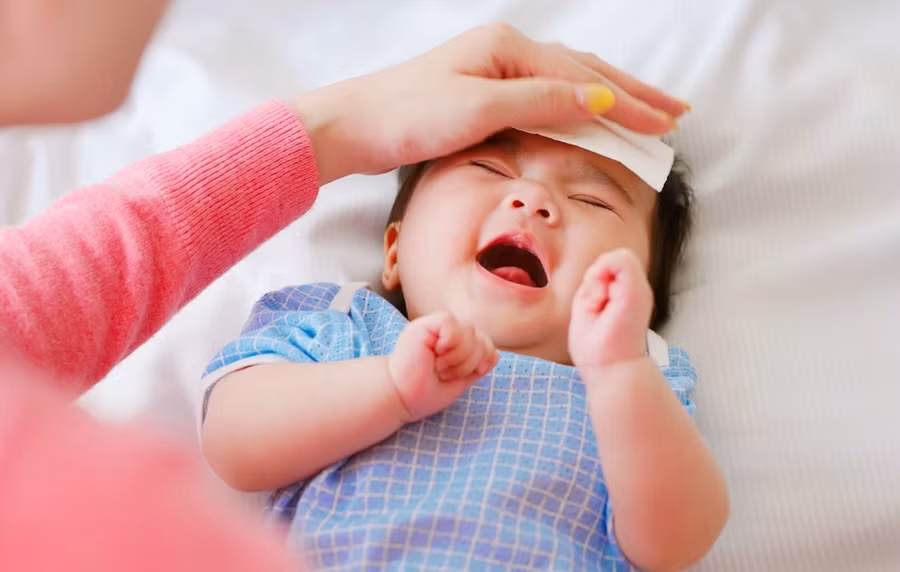 Bệnh ho gà thường khởi phát âm thầm với các triệu chứng viêm mũi như nghẹt mũi, chảy nước mũi, đau họng nhẹ, ho khan nhẹ và sốt nhẹ hoặc không sốt, kéo dài khoảng 1-2 tuần. (Nguồn: MHCH Health Center)