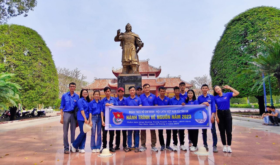 Đoàn xã Tân An (huyện Đak Pơ) chú trọng giáo dục truyền thống cách mạng để khơi dậy khát vọng cống hiến của thanh niên. Ảnh M.N Đoàn xã Tân An (huyện Đak Pơ) chú trọng giáo dục truyền thống cách mạng để khơi dậy khát vọng cống hiến của thanh niên. Ảnh M.N