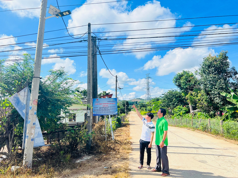 Người dân làng Bút (xã An Thành) vui mừng khi công trình “Thắp sáng đường làng” hoàn thành. Ảnh: M.N Người dân làng Bút (xã An Thành) vui mừng khi công trình “Thắp sáng đường làng” hoàn thành. Ảnh: M.N