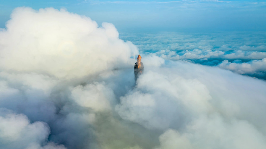 Mùa mây trên núi Bà Đen. Ảnh: BÙI VĂN HẢI