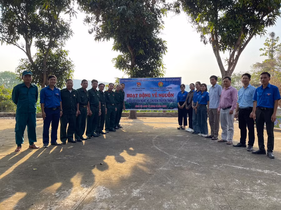 Đoàn xã Ayun Hạ tổ chức hoạt động về nguồn tại Khu Di tích. Ảnh: Vũ Chi Đoàn xã Ayun Hạ tổ chức hoạt động về nguồn tại Khu Di tích. Ảnh: Vũ Chi