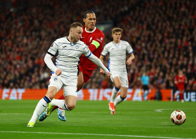 Hàng phòng ngự Liverpool phạm nhiều sai lầm trên sân nhà. Hàng phòng ngự Liverpool phạm nhiều sai lầm trên sân nhà.