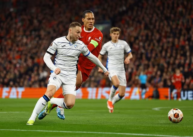 Hàng phòng ngự Liverpool phạm nhiều sai lầm trên sân nhà.