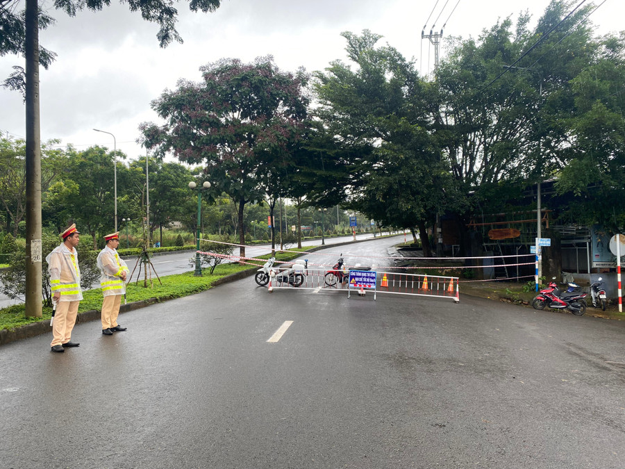 Lực lượng chức năng phân luồng giao thông, cấm các phương tiện đi vào khu vực nguy cơ bị sạt lở.