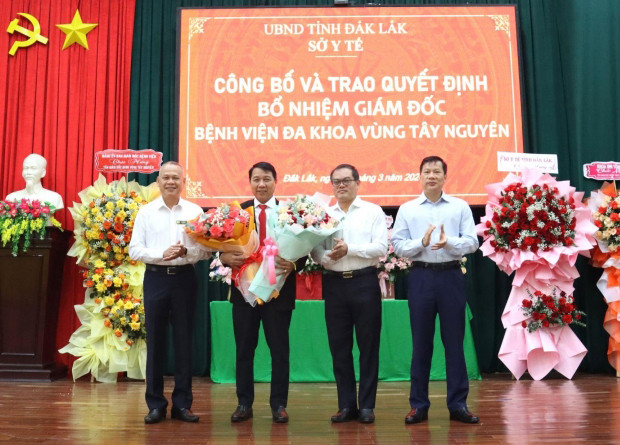 Ông Nguyễn Đăng Giáp nhận hoa chúc mừng của lãnh đạo Sở Y tế Đắk Lắk khi nhận chức Giám đốc Bệnh viện đa khoa vùng Tây Nguyên. ẢNH C.T.V