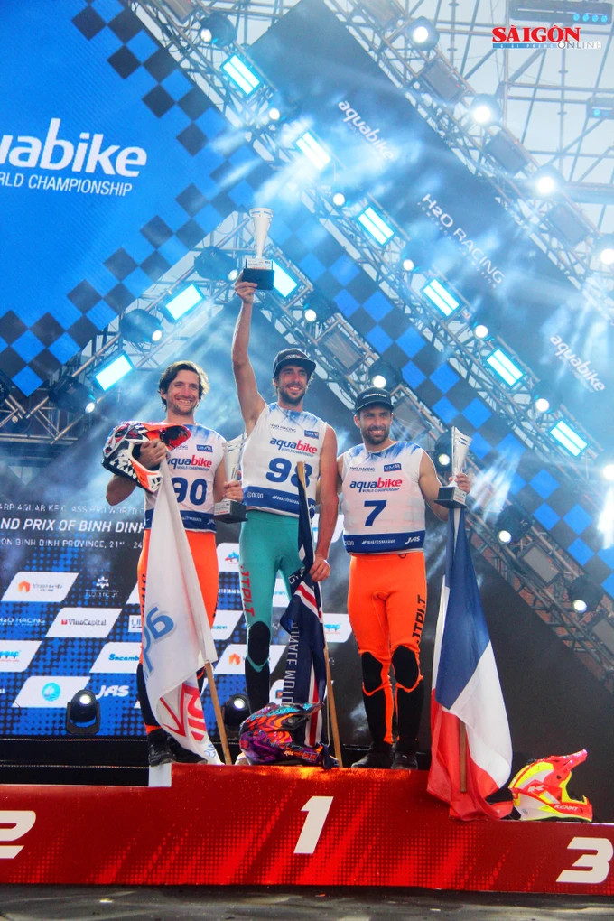 Các tay đua vô địch hạng mục biểu diễn mô tô nước kỹ thuật cao Các tay đua vô địch hạng mục biểu diễn mô tô nước kỹ thuật cao