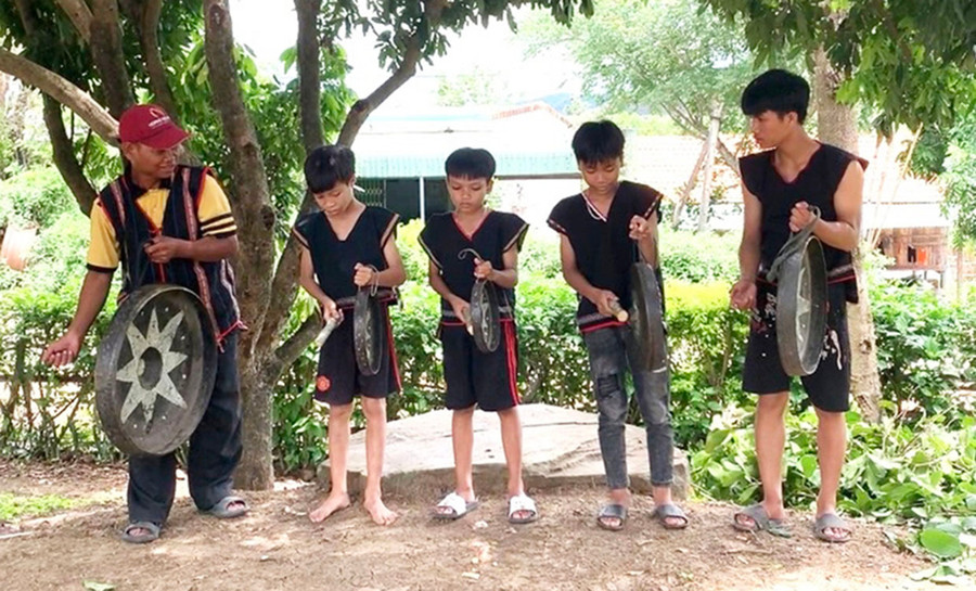 Ông Đinh Chram (làng Leng, xã Tơ Tung, huyện Kbang) dạy các em thiếu nhi trong làng đánh cồng chiêng. Ảnh: R'Ô HOK Ông Đinh Chram (làng Leng, xã Tơ Tung, huyện Kbang) dạy các em thiếu nhi trong làng đánh cồng chiêng. Ảnh: R'Ô HOK