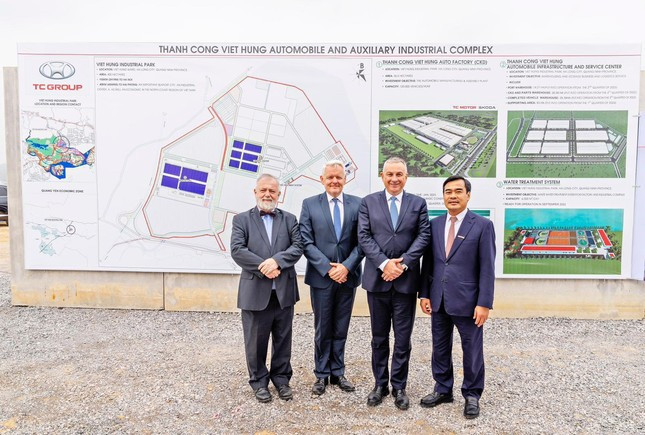 Bộ Công thương Cộng hòa Séc và lãnh đạo Tập đoàn Thành Công tham quan nhà máy ở Quảng Ninh.