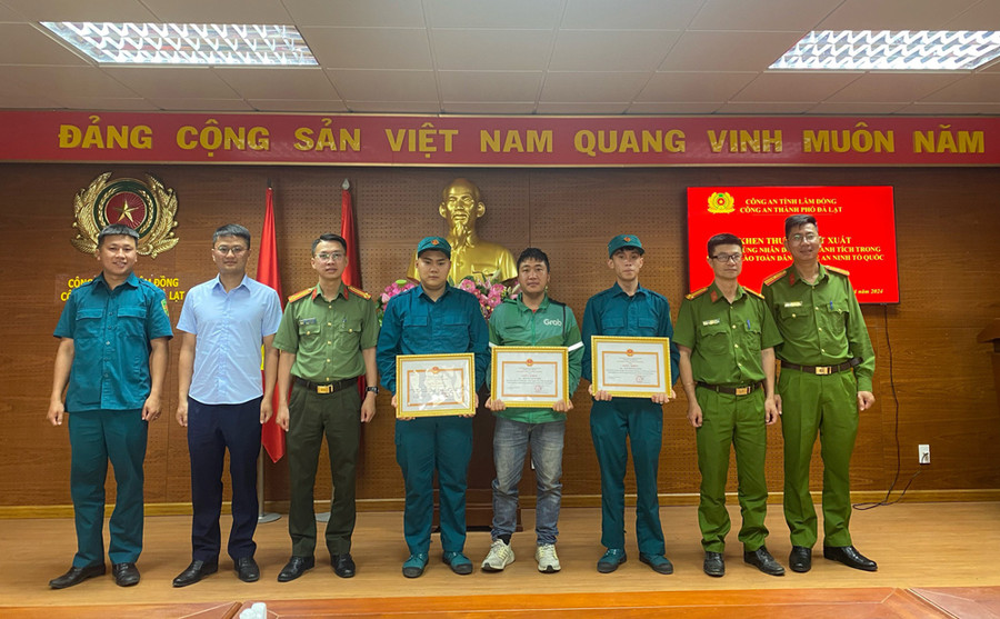 Khen thưởng tài xế grap Nguyễn Xuân Tiến và 2 chiến sĩ dân quân bắt cướp trả lại tài sản cho du khách Đà Lạt.