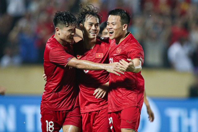 Cuộc đấu dàn sao triệu USD châu Á mang lại điều gì cho đội tuyển Việt Nam? - Ảnh 1. Đội tuyển Việt Nam toàn thắng 3 trận đầu dưới thời ông Troussier. Ảnh: MINH TÚ