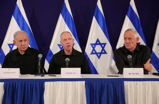 Ba thành viên trong nội các chiến tranh Israel: (từ trái qua) Thủ tướng Benjamin Netanyahu, Bộ trưởng Quốc phòng Yoav Gallant và Bộ trưởng Benny Gantz. Ảnh: REUTERS