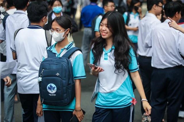 Nhiều thí sinh nhận định đề đợt 2 có phần "dễ thở" hơn đợt 1, song cũng có một số câu hỏi "đánh đố". Ảnh: Nhật Thịnh Nhiều thí sinh nhận định đề đợt 2 có phần "dễ thở" hơn đợt 1, song cũng có một số câu hỏi "đánh đố". Ảnh: Nhật Thịnh