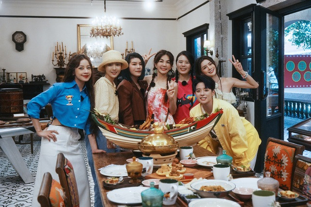 Chi Pu tham gia show ẩm thực Trung Quốc - Ảnh 2. Người đẹp Việt tái hợp các chị em thân thiết trong A Delicious Guess. Ảnh: NVCC
