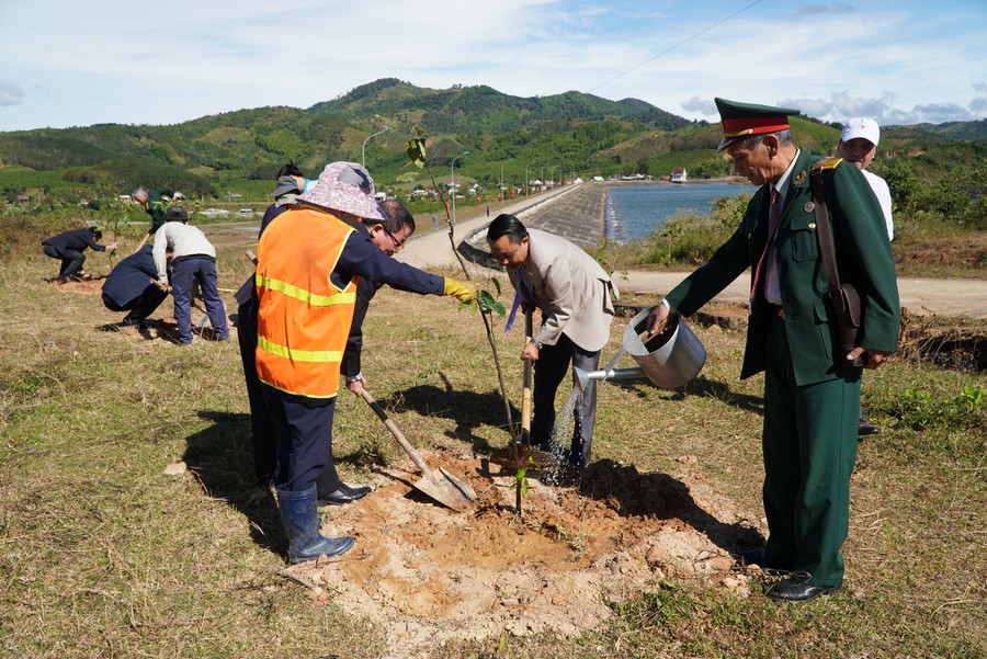 Các đại biểu đến tham quan và trồng cây lưu niệm tại Di tích lịch sử - văn hóa cấp tỉnh Công trình thủy lợi đập Đăk Ui. Ảnh: VT Các đại biểu đến tham quan và trồng cây lưu niệm tại Di tích lịch sử - văn hóa cấp tỉnh Công trình thủy lợi đập Đăk Ui. Ảnh: VT