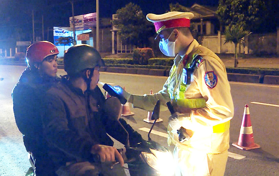 Lực lượng CSGT Công an TP. Pleiku kiểm tra nồng độ cồn của người tham gia giao thông trên đường Nguyễn Tất Thành. Ảnh: L.A