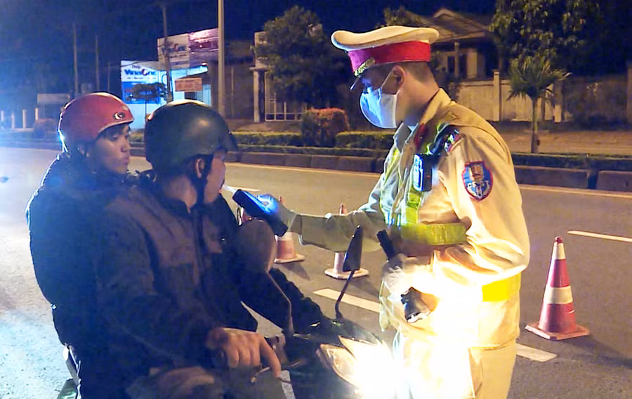 Lực lượng CSGT Công an TP. Pleiku kiểm tra nồng độ cồn của người tham gia giao thông trên đường Nguyễn Tất Thành. Ảnh: L.A