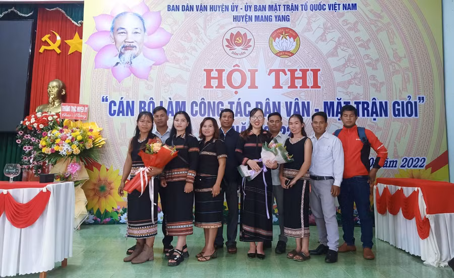 Đội ngũ cán bộ dân tộc thiểu số xã Kon Chiêng tham gia Hội thi “Cán bộ làm công tác Dân vận - Mặt trận giỏi” huyện Mang Yang. Ảnh: Thanh Nhật