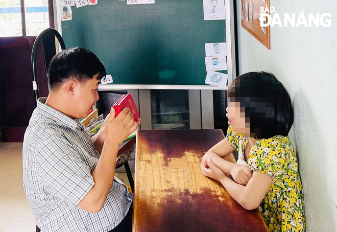 Thầy giáo Nguyễn Xuân Việt dành tình yêu rất lớn để dạy học trò tự kỷ tại Trung tâm Hỗ trợ phát triển giáo dục hòa nhập Đà Nẵng. Ảnh: T.V Thầy giáo Nguyễn Xuân Việt dành tình yêu rất lớn để dạy học trò tự kỷ tại Trung tâm Hỗ trợ phát triển giáo dục hòa nhập Đà Nẵng. Ảnh: T.V