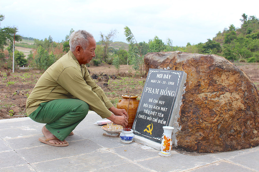 Di tích Địa điểm đồng chí Phạm Hồng đã chỉ huy Đội du kích mật tiêu diệt kẻ địch tại thôn 2, xã Kông Yang, huyện Kông Chro. Ảnh: Mộc Trà Di tích Địa điểm đồng chí Phạm Hồng đã chỉ huy Đội du kích mật tiêu diệt kẻ địch tại thôn 2, xã Kông Yang, huyện Kông Chro. Ảnh: Mộc Trà