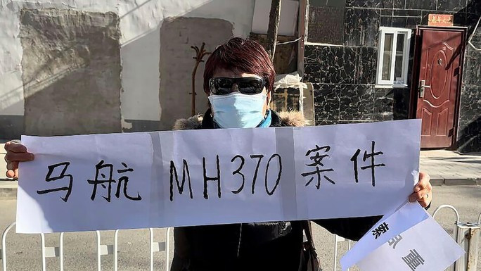 Trung Quốc mở phiên điều trần về MH370 - Ảnh 1. Hu Xiufang có con trai, con dâu và cháu gái trên chuyến bay MH370 giăng biểu ngữ "Vụ kiện MH370 của Malaysia Airlines" ở Bắc Kinh. Ảnh: AP