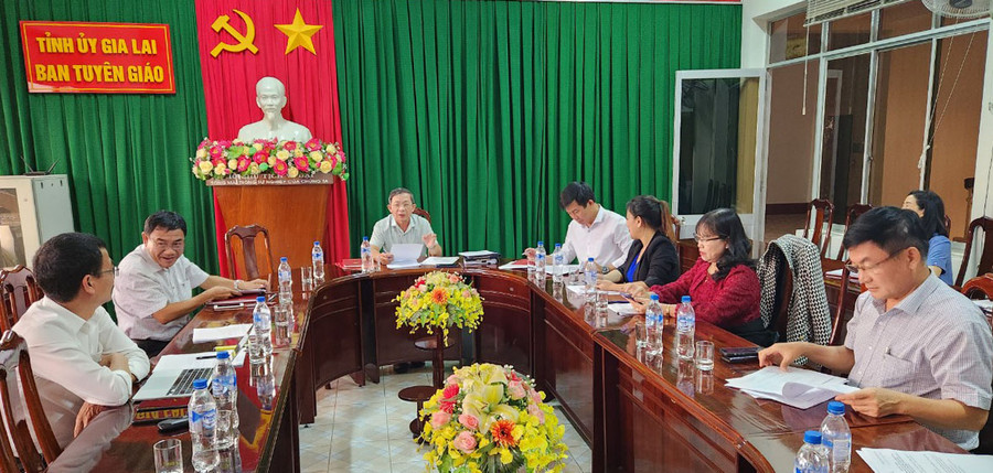 Ban Tổ chức 2 cuộc thi họp thông qua kết quả xét chọn giải thưởng. Ảnh: D.L