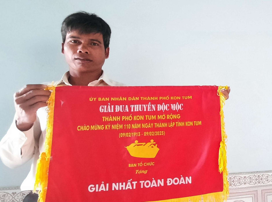 A Mlưn tự hào về giải Nhất toàn đoàn Giải Đua thuyền độc mộc trong dịp kỷ niệm 110 năm Ngày thành lập tỉnh Kon Tum. Ảnh: VN