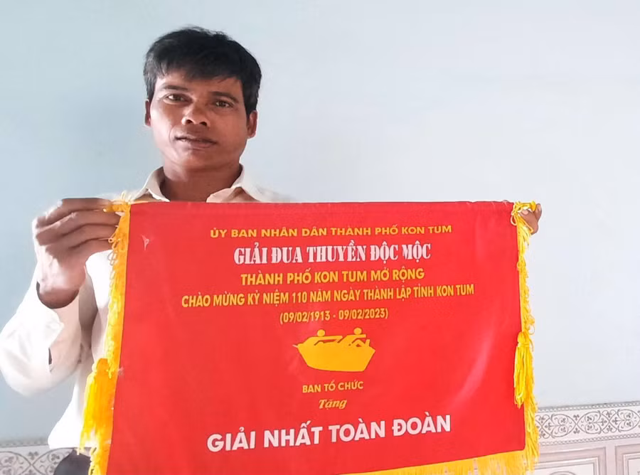 A Mlưn tự hào về giải Nhất toàn đoàn Giải Đua thuyền độc mộc trong dịp kỷ niệm 110 năm Ngày thành lập tỉnh Kon Tum. Ảnh: VN