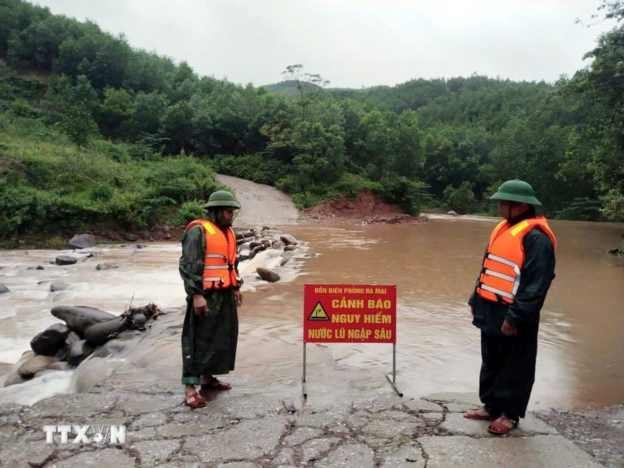 Lực lượng Đồn Biên phòng Ra Mai (huyện Minh Hóa, Quảng Bình) chốt chặn không cho người dân qua các ngầm tràn khi nước lũ dâng cao. (Ảnh: TTXVN phát) Lực lượng Đồn Biên phòng Ra Mai (huyện Minh Hóa, Quảng Bình) chốt chặn không cho người dân qua các ngầm tràn khi nước lũ dâng cao. (Ảnh: TTXVN phát)
