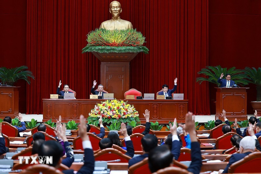 Các đồng chí lãnh đạo Đảng, Nhà nước biểu quyết thông qua chương trình hội nghị. (Ảnh: Dương Giang/TTXVN) Các đồng chí lãnh đạo Đảng, Nhà nước biểu quyết thông qua chương trình hội nghị. (Ảnh: Dương Giang/TTXVN)