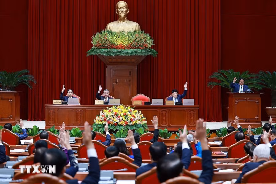 Các đồng chí lãnh đạo Đảng, Nhà nước biểu quyết thông qua chương trình hội nghị. (Ảnh: Dương Giang/TTXVN)