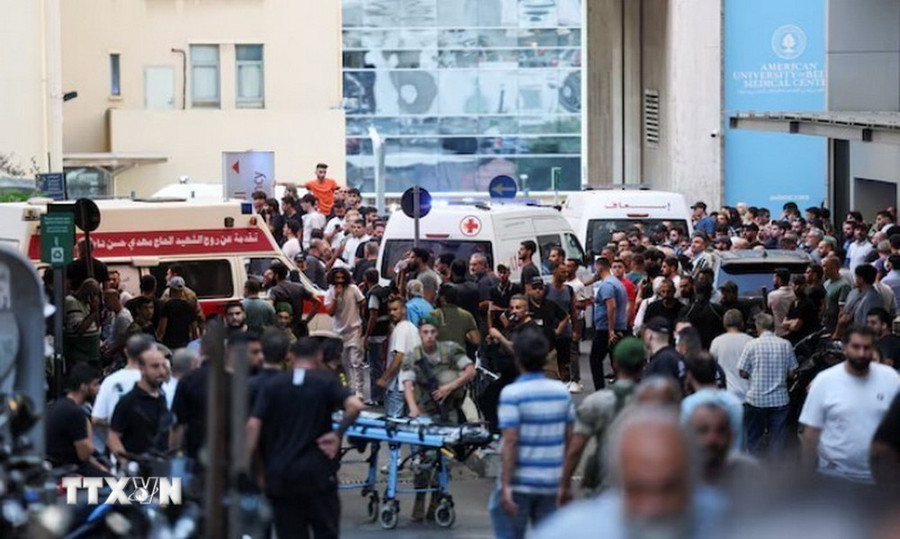 Các nạn nhân bị thương trong vụ nổ máy nhắn tin được đưa tới Trung tâm y tế AUBMC ở thủ đô Beirut, Liban để điều trị. (Ảnh: REUTERS/TTXVN) Các nạn nhân bị thương trong vụ nổ máy nhắn tin được đưa tới Trung tâm y tế AUBMC ở thủ đô Beirut, Liban để điều trị. (Ảnh: REUTERS/TTXVN)