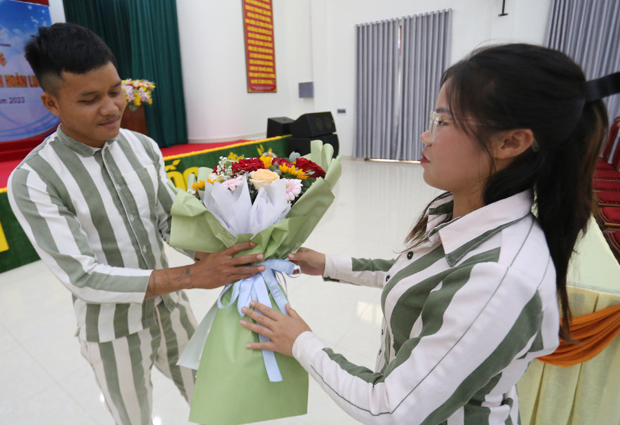 Rơ Mah Thời (bìa trái) khao khát được sớm trở về với gia đình. Ảnh: V.N Rơ Mah Thời (bìa trái) khao khát được sớm trở về với gia đình. Ảnh: V.N