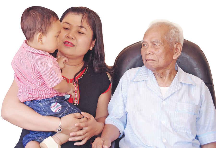 Thiếu tướng, Anh hùng lực lượng vũ trang nhân dân Y Blôk Eban bên con dâu và cháu nội. Ảnh: Đ.V Thiếu tướng, Anh hùng lực lượng vũ trang nhân dân Y Blôk Eban bên con dâu và cháu nội. Ảnh: Đ.V