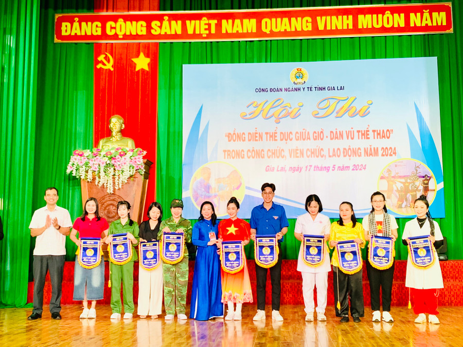 Ban tổ chức tặng cờ lưu niệm cho đại diện 10 đội thi. Ảnh Như Nguyện Ban tổ chức tặng cờ lưu niệm cho đại diện 10 đội thi. Ảnh Như Nguyện