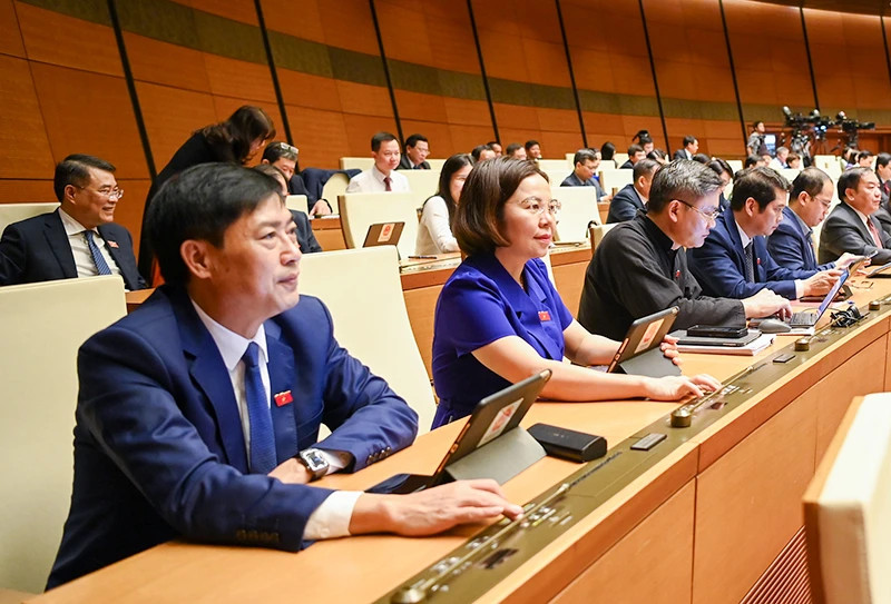 Tại kỳ họp thứ 7, Quốc hội đã thông qua Luật sửa đổi, bổ sung một số điều của Luật Đất đai số 31/2024/QH15, Luật Nhà ở số 27/2023/QH15, Luật Kinh doanh bất động sản số 29/2023/QH15, Luật Các tổ chức tín dụng số 32/2024/QH15. (Ảnh ĐĂNG ANH) Tại kỳ họp thứ 7, Quốc hội đã thông qua Luật sửa đổi, bổ sung một số điều của Luật Đất đai số 31/2024/QH15, Luật Nhà ở số 27/2023/QH15, Luật Kinh doanh bất động sản số 29/2023/QH15, Luật Các tổ chức tín dụng số 32/2024/QH15. (Ảnh ĐĂNG ANH)