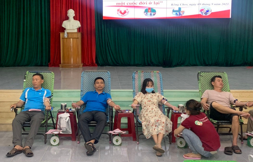 Đông đảo cán bộ, người dân huyện Kông Chro tham gia hiến máu. Ảnh: Thúy Ngọ