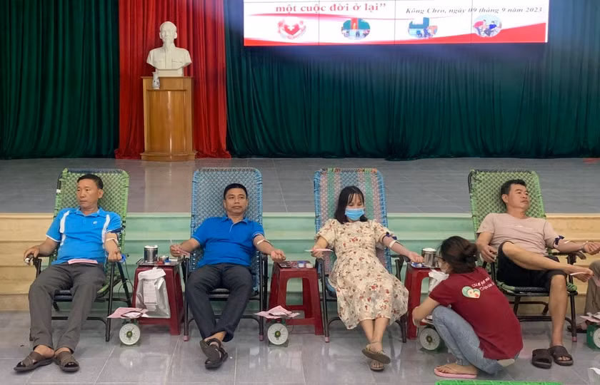 Đông đảo cán bộ, người dân huyện Kông Chro tham gia hiến máu. Ảnh: Thúy Ngọ Đông đảo cán bộ, người dân huyện Kông Chro tham gia hiến máu. Ảnh: Thúy Ngọ