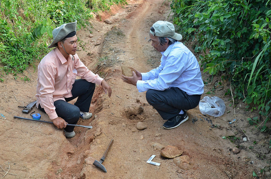 Anh Trần Đình Luân (bìa trái) trong một chuyến khảo sát cùng Phó Giáo sư-Tiến sĩ Nguyễn Khắc Sử (ảnh nhân vật cung cấp). Anh Trần Đình Luân (bìa trái) trong một chuyến khảo sát cùng Phó Giáo sư-Tiến sĩ Nguyễn Khắc Sử (ảnh nhân vật cung cấp).
